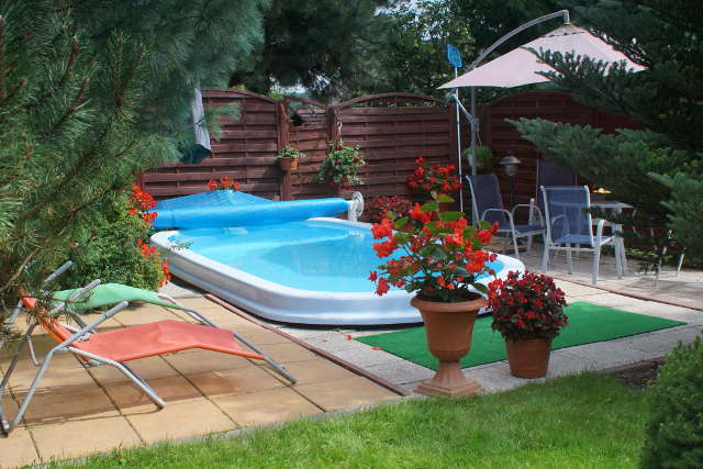 Basen koło domku